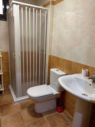 Se alquila habitación opción tv y baño individual