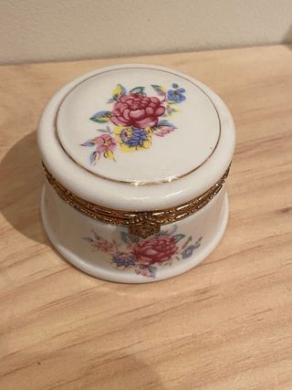 ANTICO PORTAGIOIE IN PORCELLANA FRANCESE