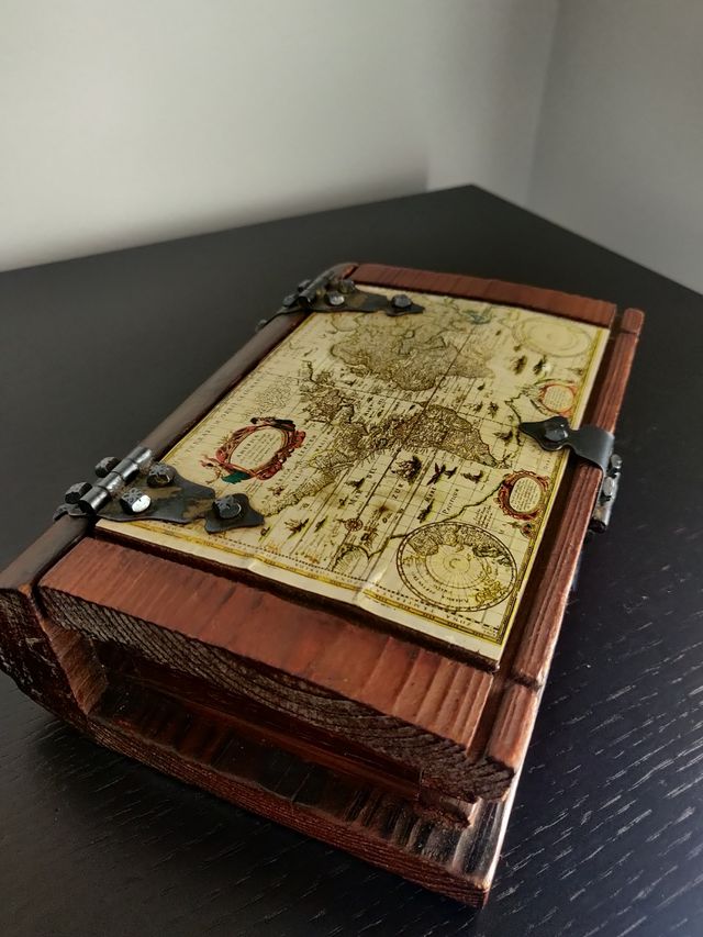 Caixa decorativa com mapa múndi