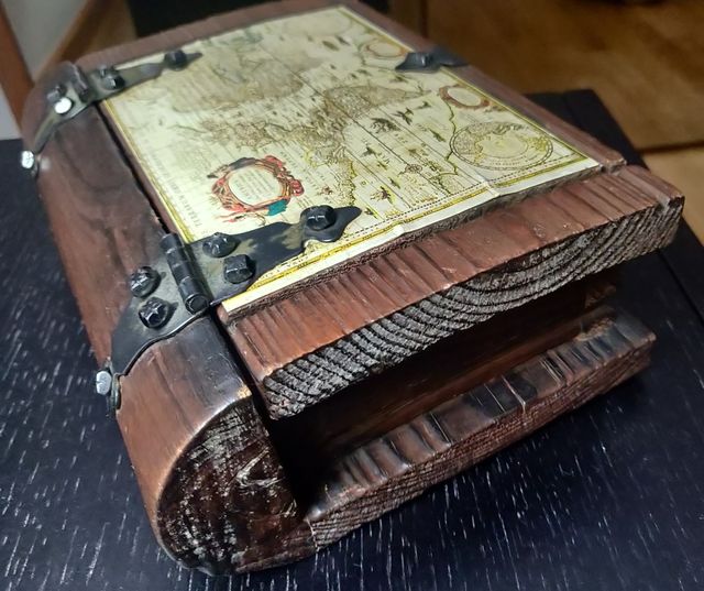 Caixa decorativa com mapa múndi