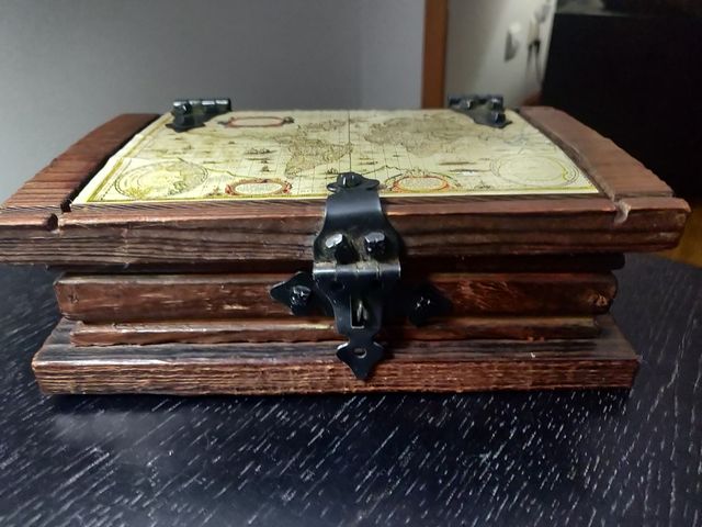 Caixa decorativa com mapa múndi