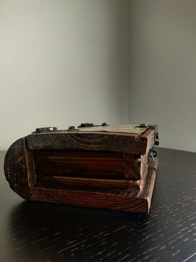 Caixa decorativa com mapa múndi