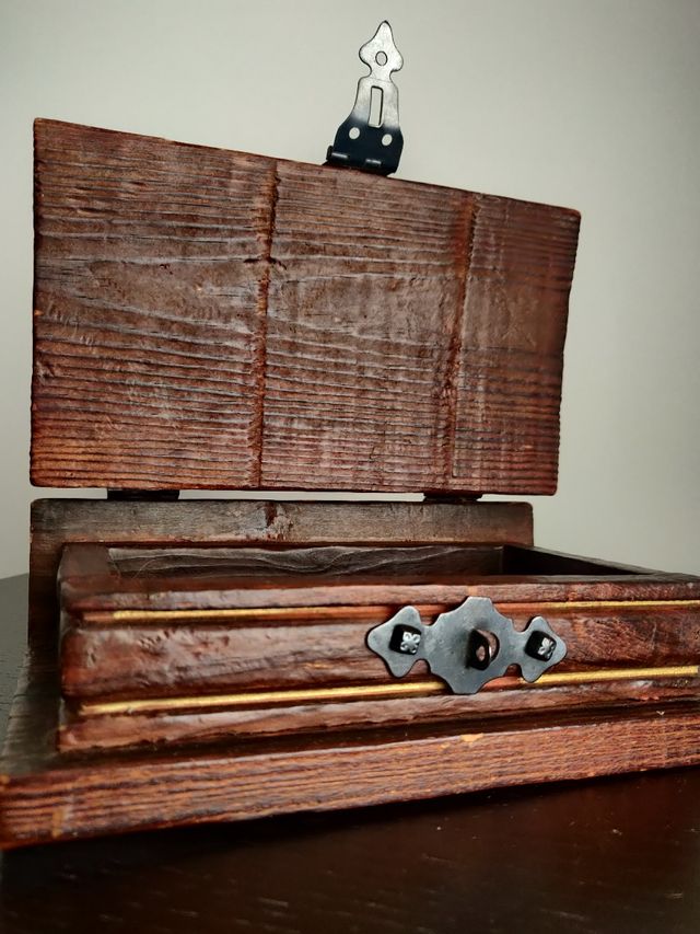 Caixa decorativa com mapa múndi