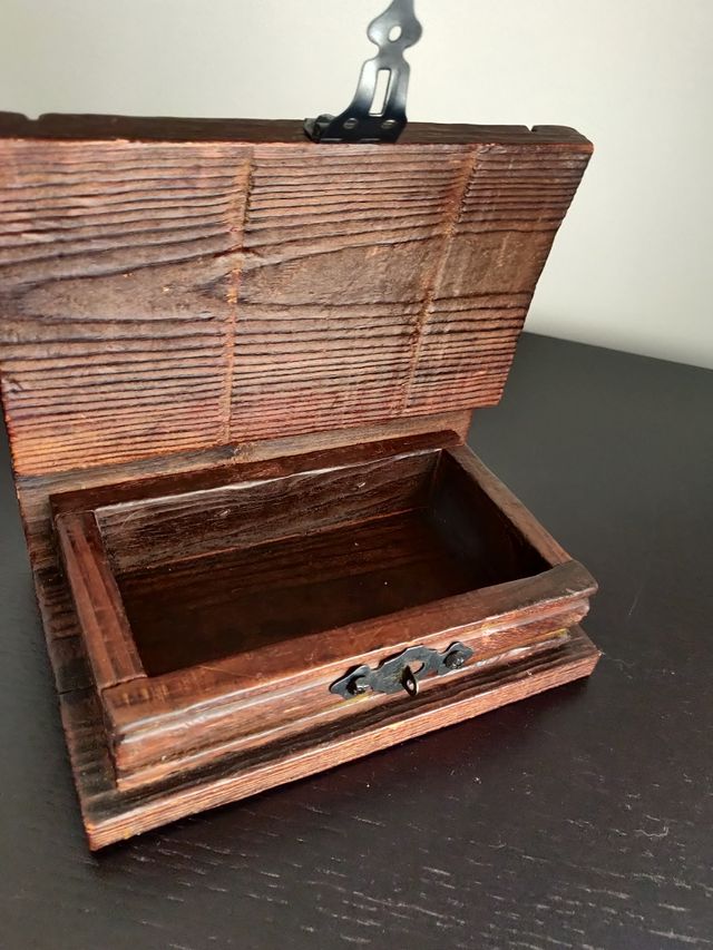 Caixa decorativa com mapa múndi