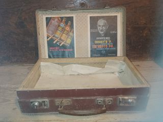 Antiguo maletín de cartoné con carteles