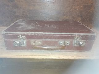 Antiguo maletín de cartoné con carteles