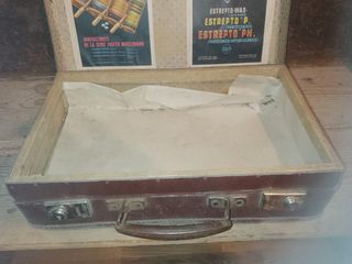 Antiguo maletín de cartoné con carteles