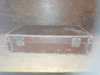 Antiguo maletín de cartoné con carteles