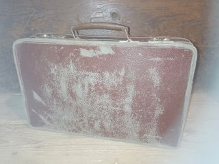 Antiguo maletín de cartoné con carteles