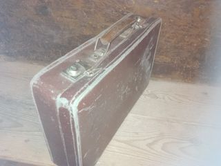 Antiguo maletín de cartoné con carteles