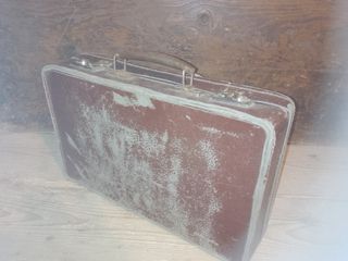 Antiguo maletín de cartoné con carteles