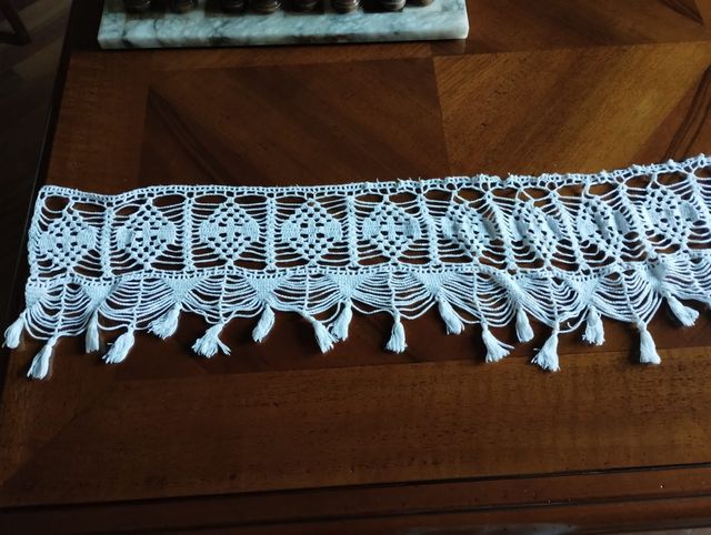 Pizzo in cotone realizzato a mano