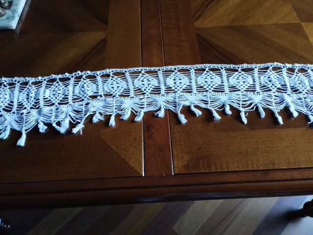 Pizzo in cotone realizzato a mano