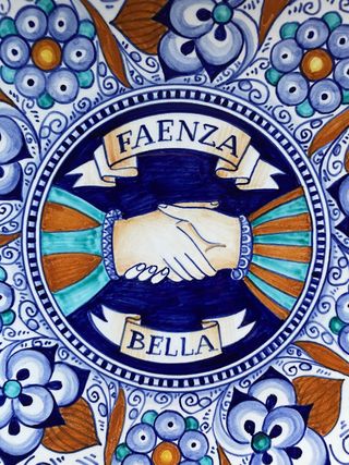 Piatto maiolica Faenza Bella Vittoria Monti