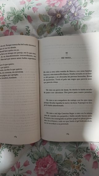 Una mujer y dos gatos