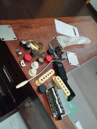 Varios accesorios para guitarra