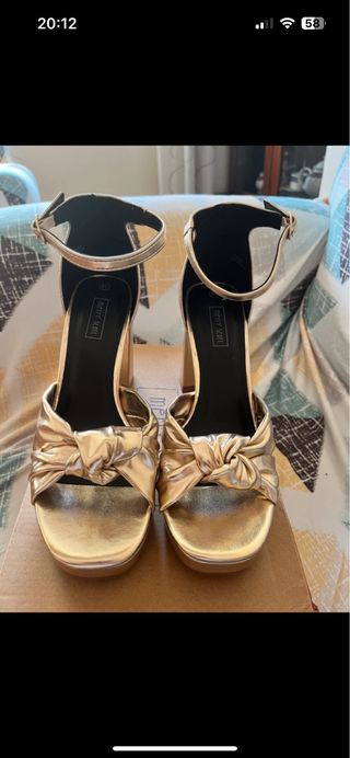 Zapatos de tacon dorados