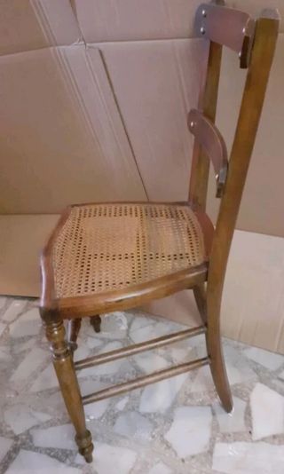 Antigua silla de madera y rejilla