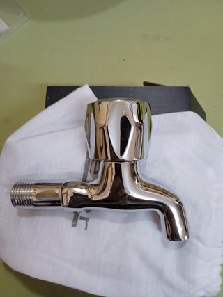 Grifo de pileta en su caja. 