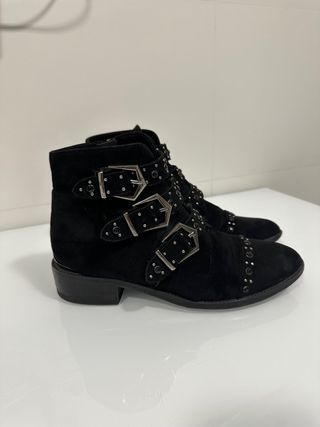 Botines negros con tachuelas