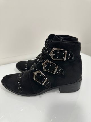Botines negros con tachuelas
