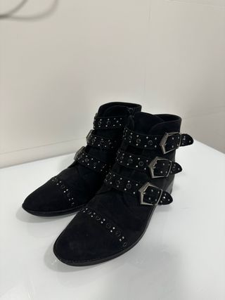 Botines negros con tachuelas