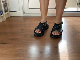 sandalias negras de mujer con tachuelas