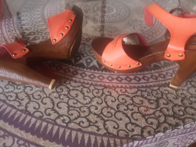 zapatos de tacón en coral