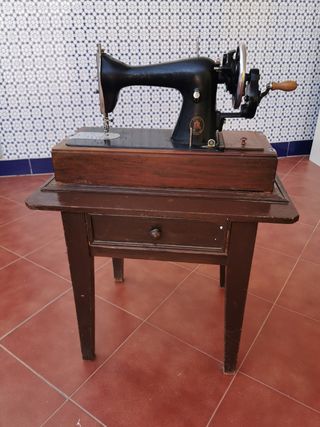 Máquina de coser marca Alfa