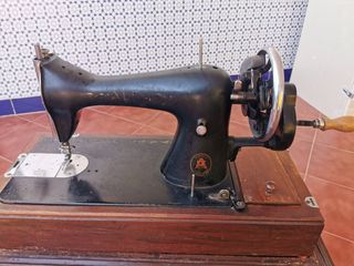 Máquina de coser marca Alfa
