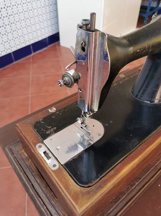 Máquina de coser marca Alfa