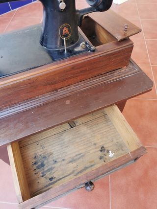 Máquina de coser marca Alfa