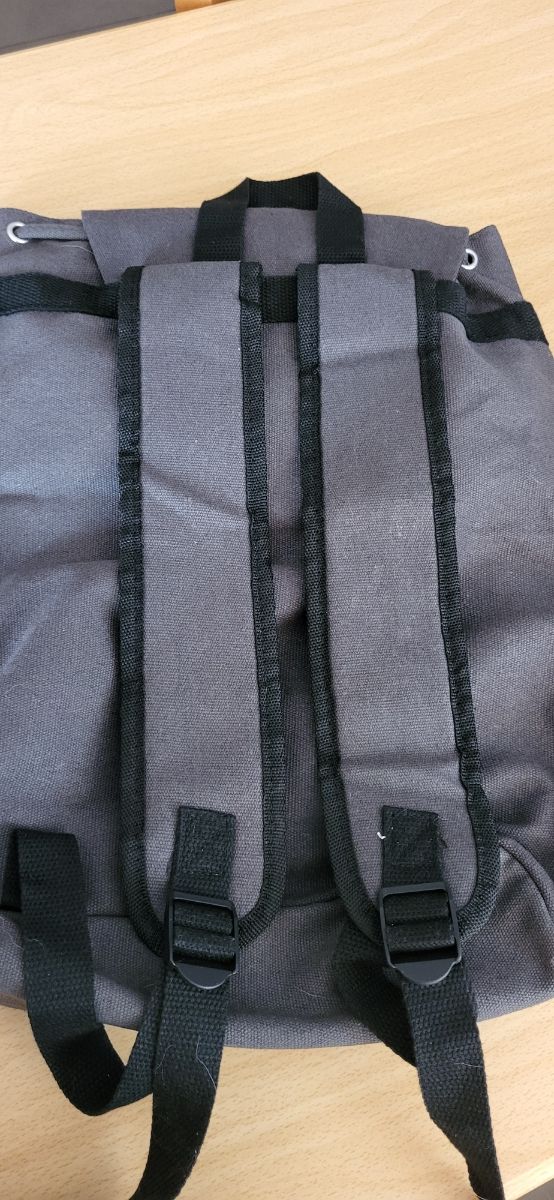 mochila gris oscura