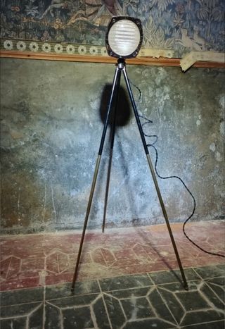 Lámpara pie trípode