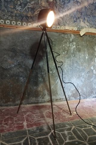 Lámpara pie trípode