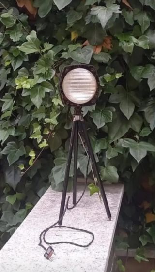 Lámpara pie trípode