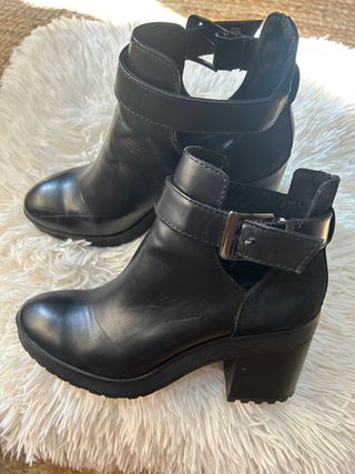 Botines polipiel tacón ancho Bershka