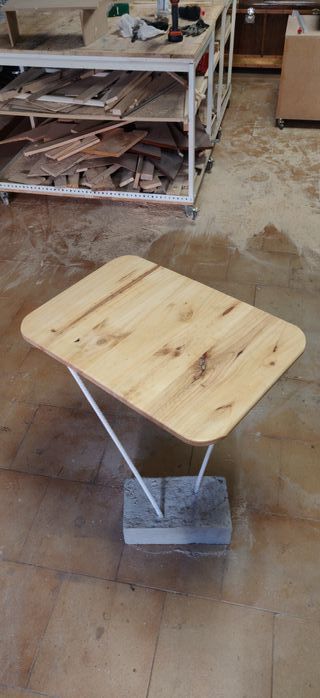 THORLOT: Mesa auxiliar baja. Pedestal de madera.