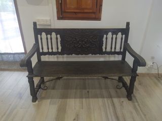 Banco madera labrado antiguo.muy bien conservado