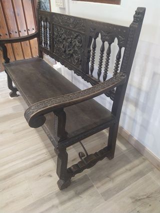 Banco madera labrado antiguo.muy bien conservado
