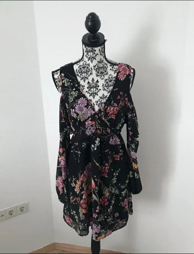 Abito con maniche lunghe e spalle scoperte