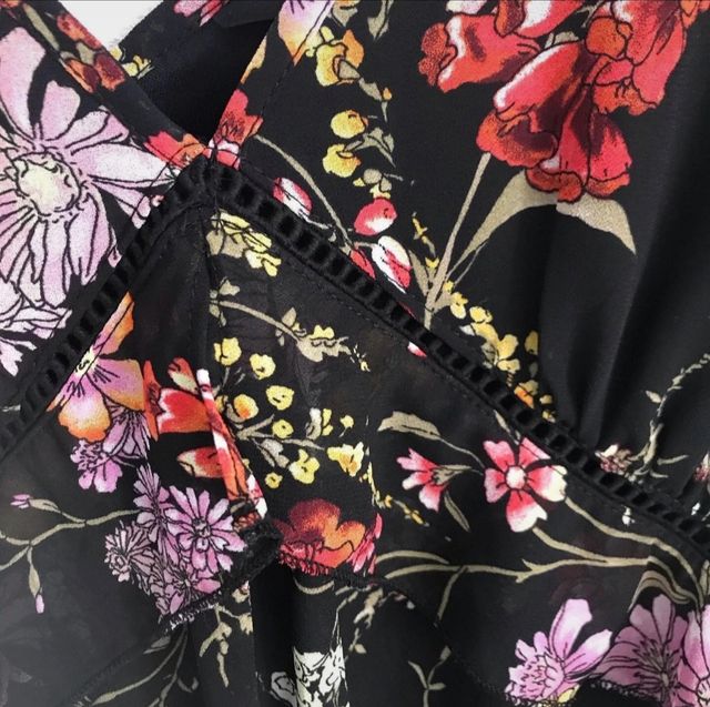 Abito con maniche lunghe e spalle scoperte