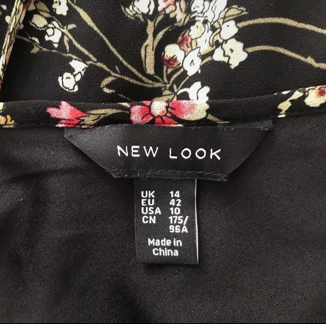 Abito con maniche lunghe e spalle scoperte