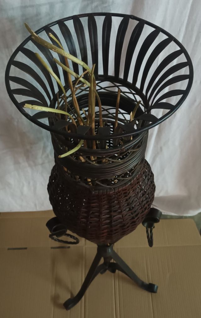 FLORERO PIES DE FORJA.NUEVO PRECIO