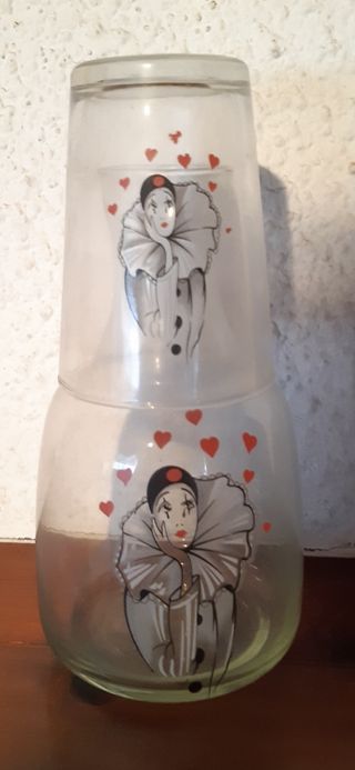 Vaso y botella mesita de noche