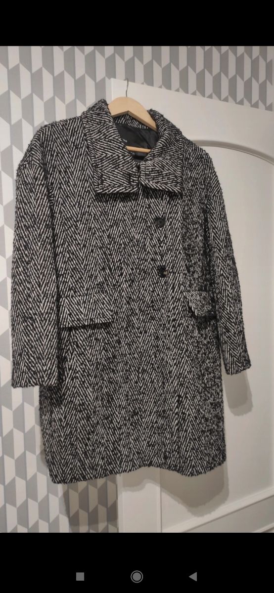 Abrigo oversize jaspeado, en color negro y blanco.