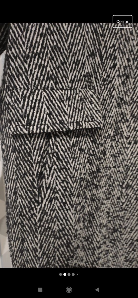 Abrigo oversize jaspeado, en color negro y blanco.