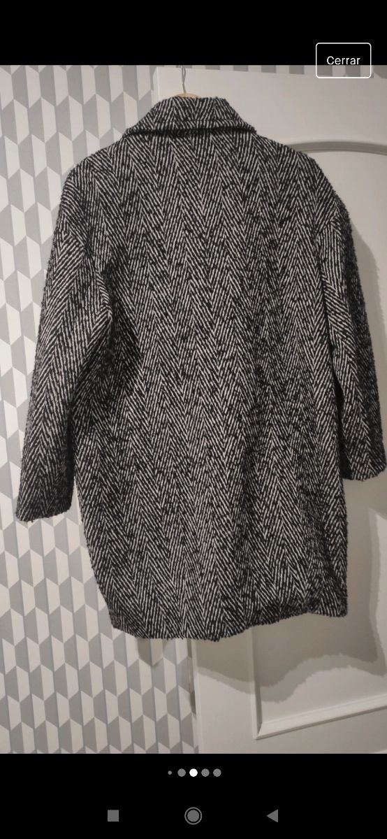 Abrigo oversize jaspeado, en color negro y blanco.