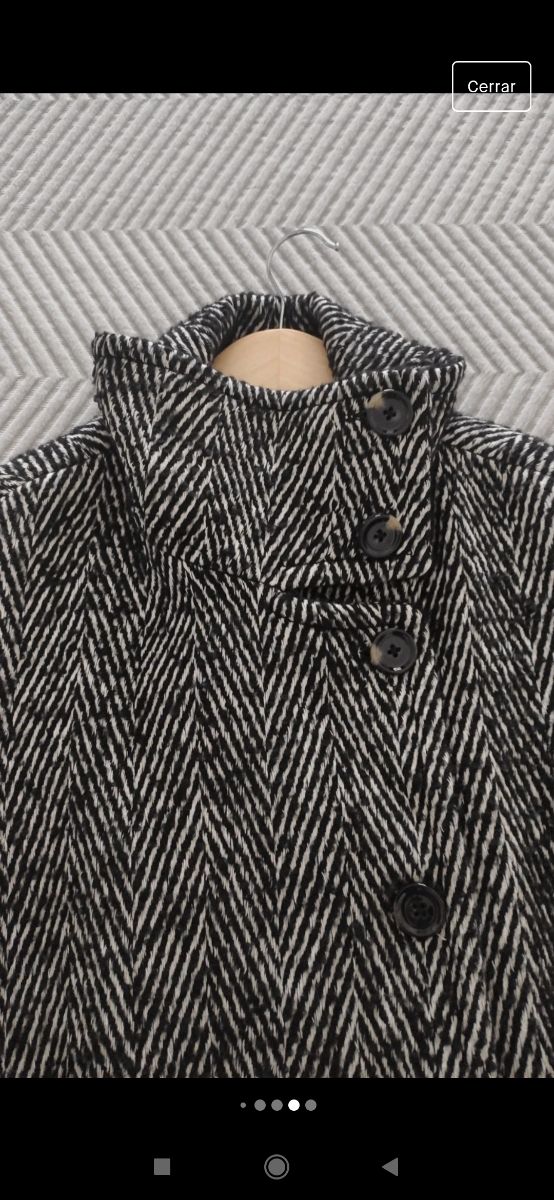 Abrigo oversize jaspeado, en color negro y blanco.