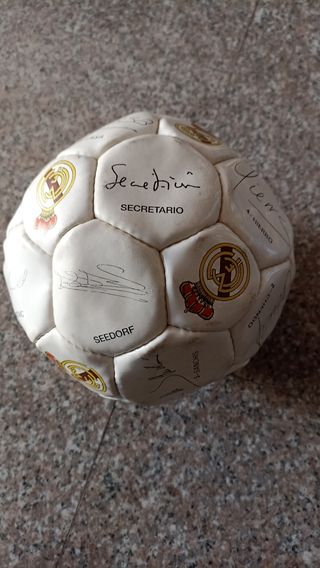 Balón real Madrid firmado 